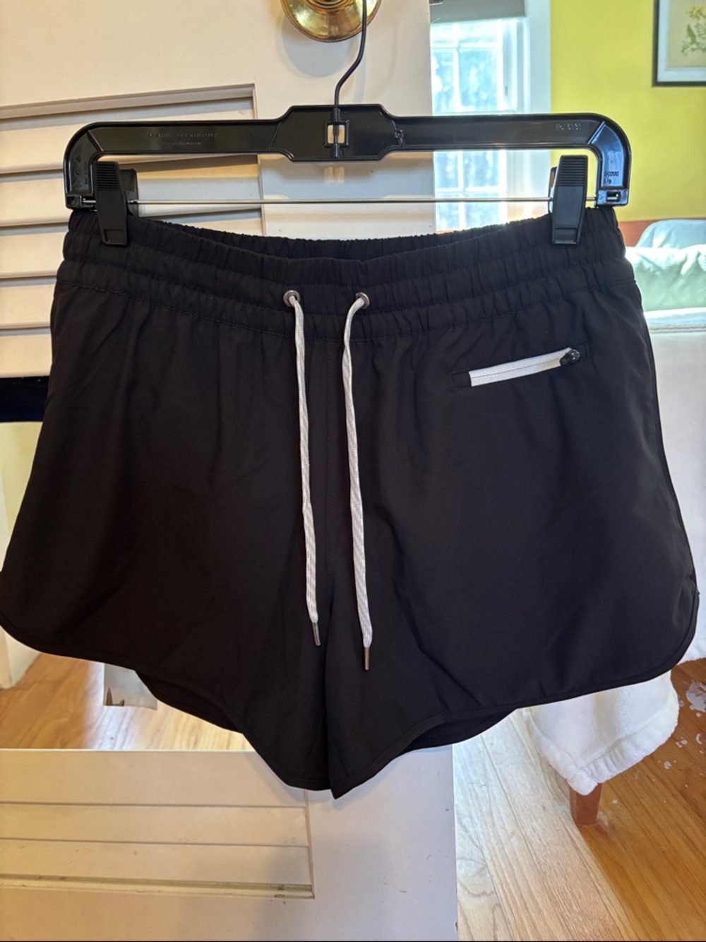 Vuori Clementine 2.0 running shorts - black, medium. 4 inch inseam